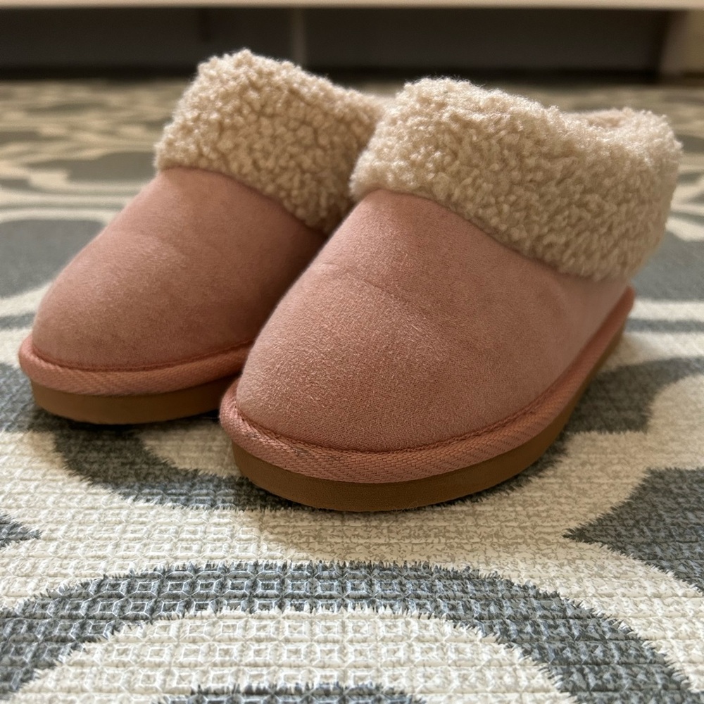 Old Navy Cozy Kids Pink Slippers with Fleece Lining. Size 8.